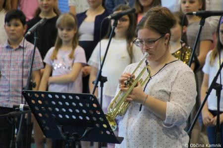 Otroci Osnovne šole Šmartno v Tuhinju z glasbo razpeli jadra (14)